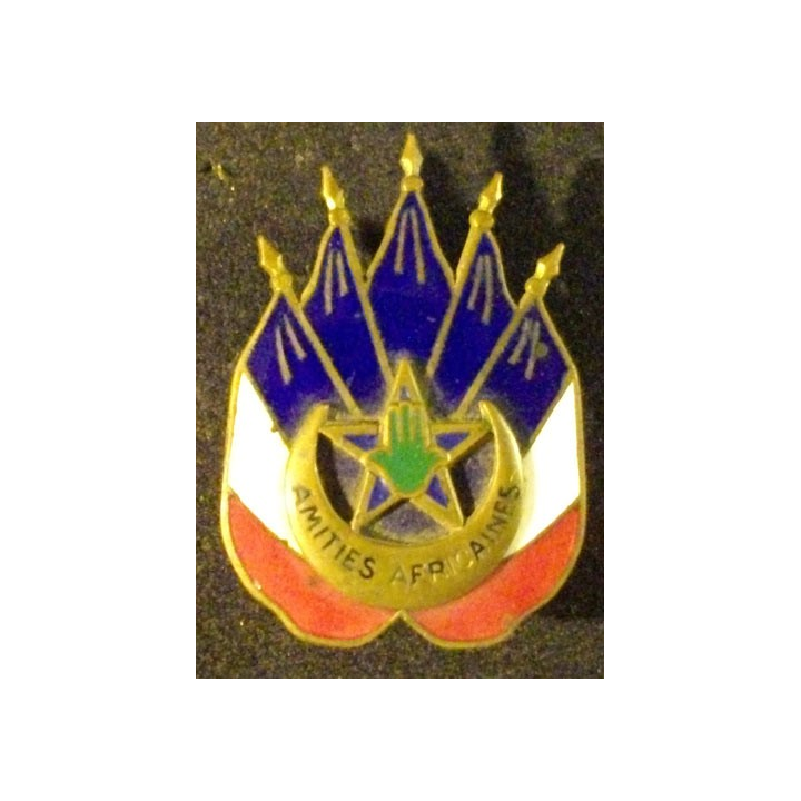 Insigne des Amitiés africaines en émail centre en relief poinçon AB