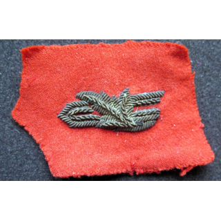vieil insigne tissu de col sur tissu rouge de commissaire en  cannetille