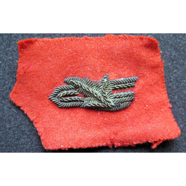 vieil insigne tissu de col sur tissu rouge de commissaire en  cannetille