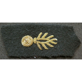 vieil insigne tissu de col sur tissu noir grenade cannetille