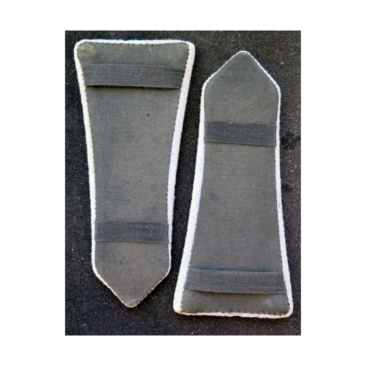 MILITARIA : paire d'épaulettes de soldat du matériel fond gris