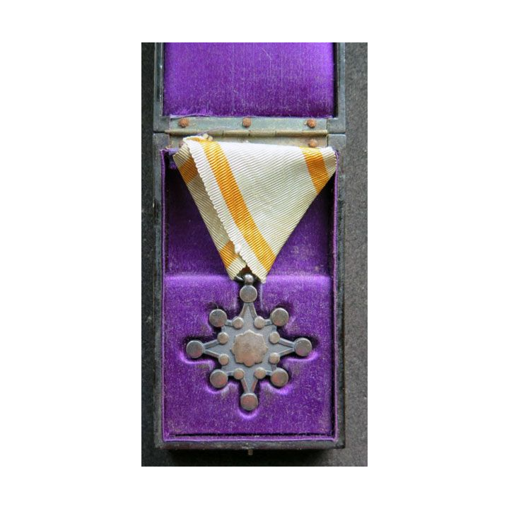 JAPON : médaille de l'ordre du trésor sacré 7° classe dans sa boite en bois et velours