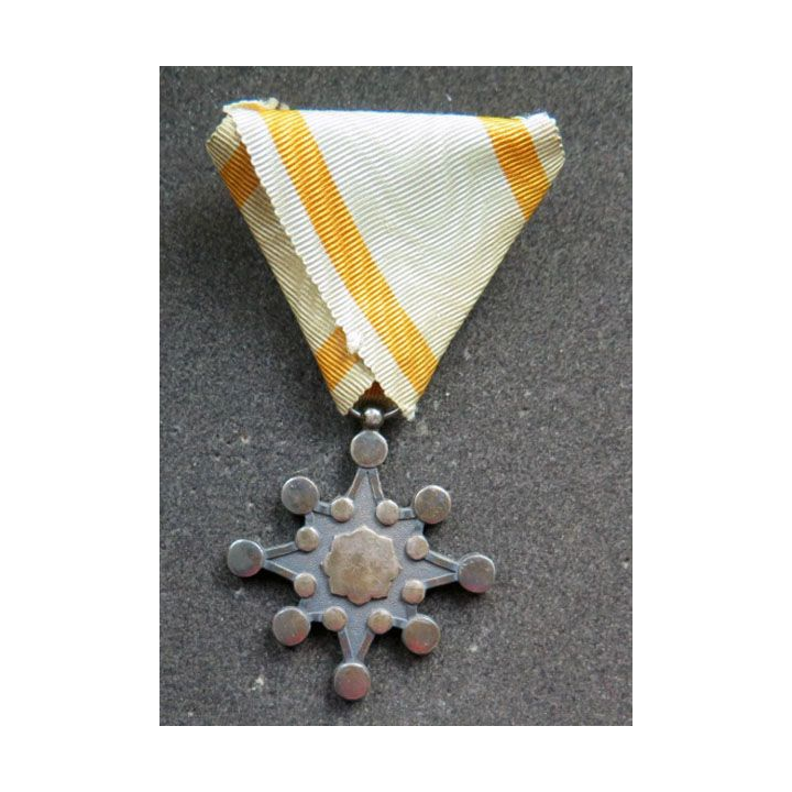 JAPON : médaille de l'ordre du trésor sacré 7° classe dans sa boite en bois et velours