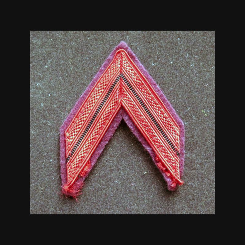 Galon de caporal sur tissu brun violet MCPC Galon de caporal sur tissu brun violet MCPC