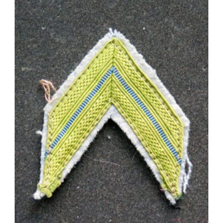 Galon de caporal vert clair sur tissu bleu clair