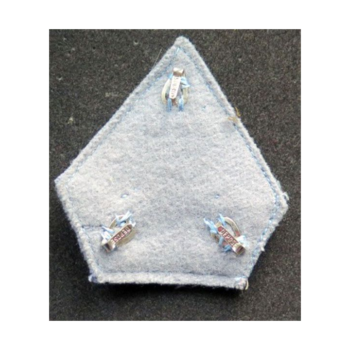 Galon de caporal  chef ADL rouge et argent sur tissu bleu clair avec crochets