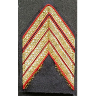 Galon de sergent major doré espacé de rouge sur tissu bleu noir avec crochets