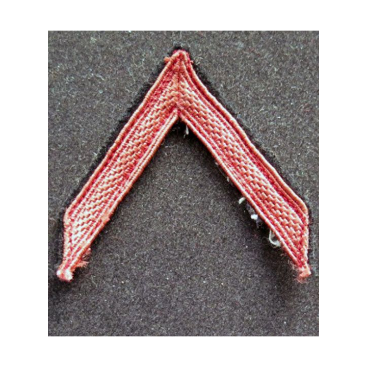 Galon rouge de soldat de 1° classe sur tissu bleu noir