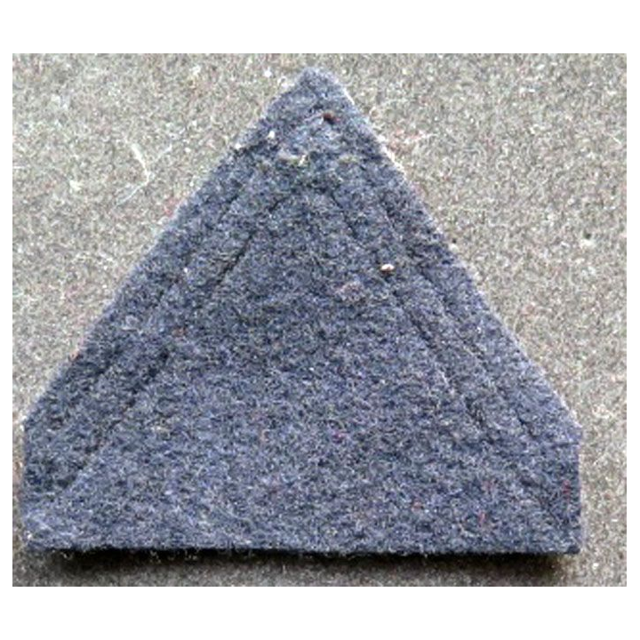 Galon rouge de soldat de 1° classe sur tissu bleu noir