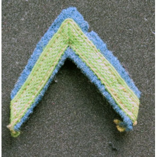 Galon vert clair de soldat de 1° classe sur tissu vert foncé avec crochets