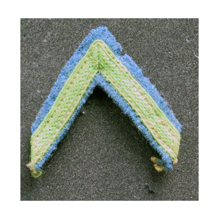 Galon vert clair de soldat de 1° classe sur tissu vert foncé avec crochets
