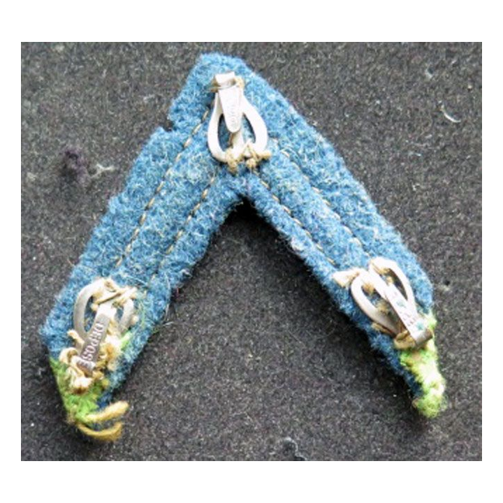 Galon vert clair de soldat de 1° classe sur tissu vert foncé avec crochets