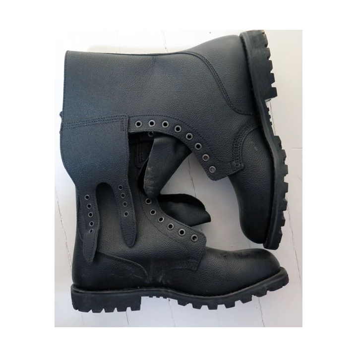 Paire de Rangers en cuir neuve de taille 43 / 8 