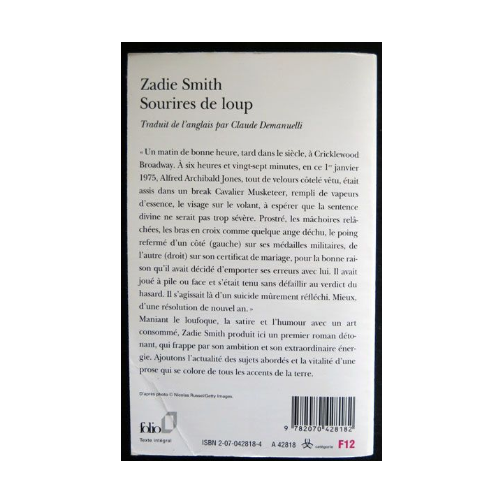 Sourire de loup écrit par Zadie Smith aux éditions Gallimard - F026