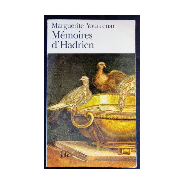 Mémoires d'Hadrien écrit par Marguerite Yourcenar aux éditions Gallimard - F026