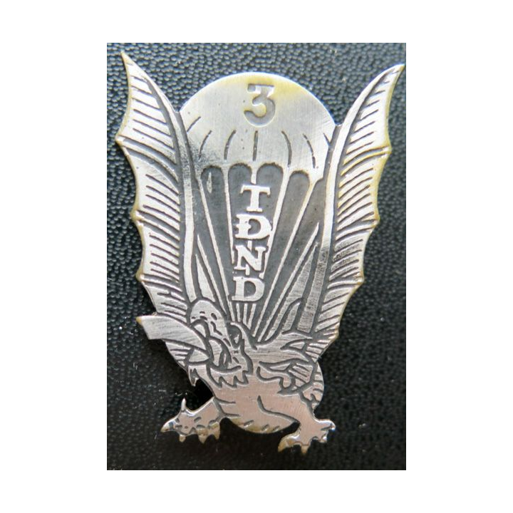 3° TDND : 3° bataillon parachutiste vietnamien de fabrication locale métal fin peint 45 mm
