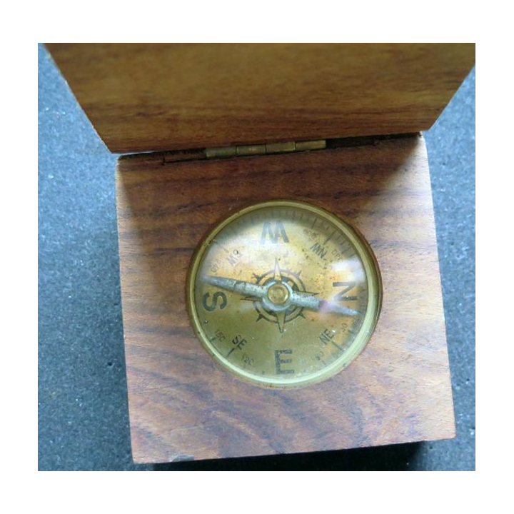 Boussole dans boitier bois avec ancre de marine en laiton 7 x 7 cm