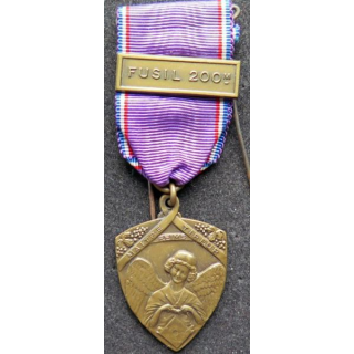 médaille de maitre tireur championnats deReims  avec barrette fusil 200 m