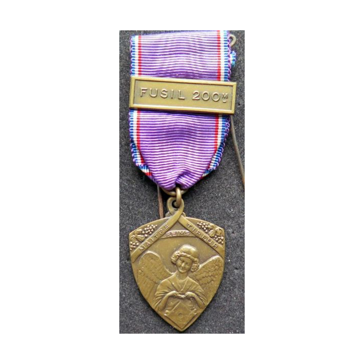 médaille de maitre tireur championnats deReims  avec barrette fusil 200 m