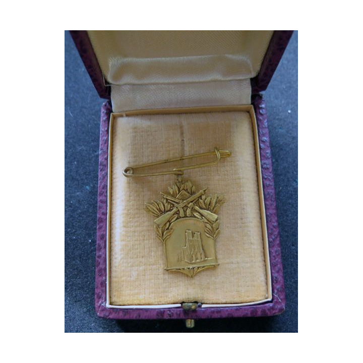 broche en métal doré société de tir de Reims ?   2,5 x 3,2 cm dans son écrin