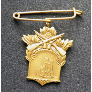 broche en métal doré société de tir de Reims ?   2,5 x 3,2 cm dans son écrin