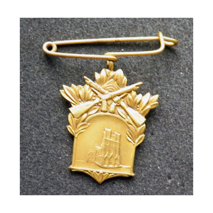 broche en métal doré société de tir de Reims ?   2,5 x 3,2 cm dans son écrin