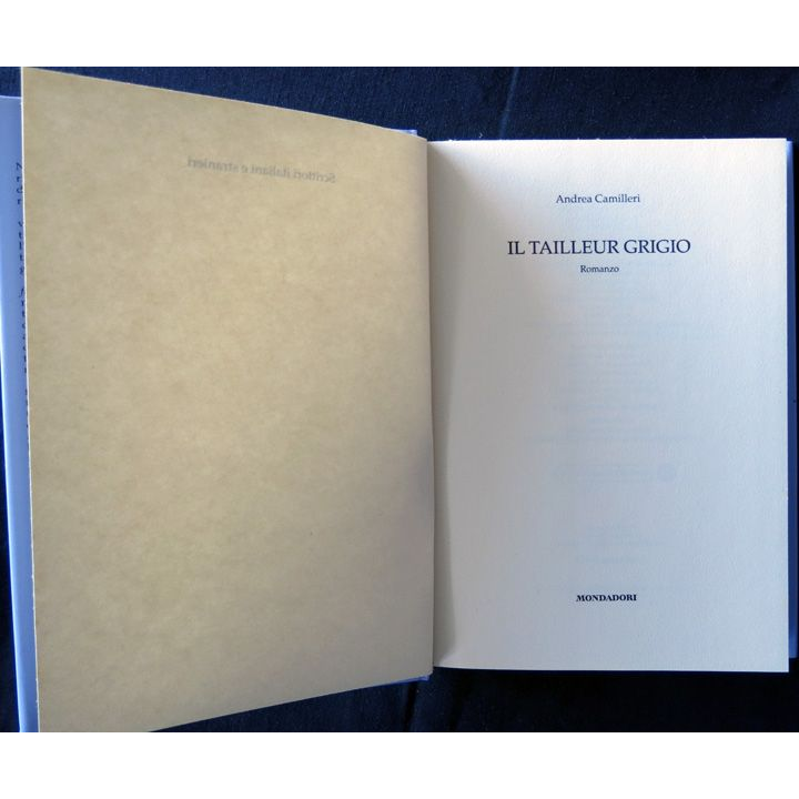 Il tailleur grigio écrit par Andréa Camilleri aux éditions Mondadori