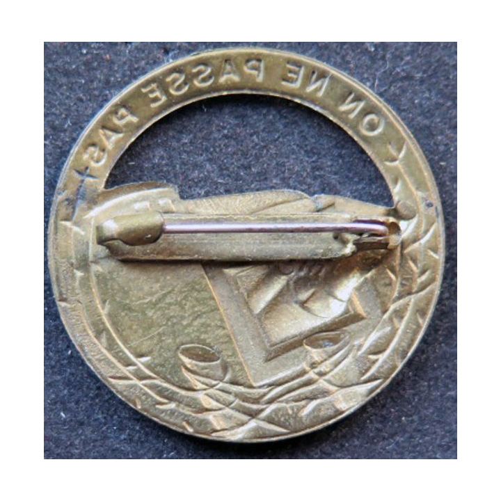  insigne de béret MAGINOT "on ne passe pas" doré 35 mm