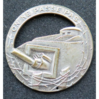 MAGINOT : insigne béret MAGINOT "on ne passe pas" argenté plat 35,5 mm