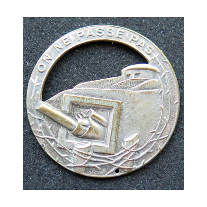 MAGINOT : insigne béret MAGINOT "on ne passe pas" argenté plat 35,5 mm