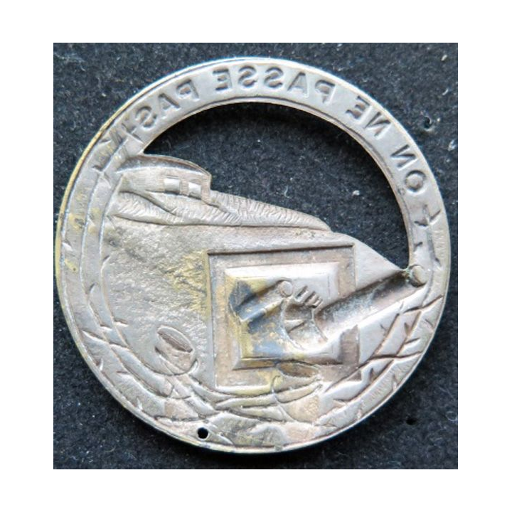 MAGINOT : insigne béret MAGINOT "on ne passe pas" argenté plat 35,5 mm