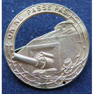 MAGINOT : insigne béret MAGINOT "on ne passe pas" doré plat 35,5 mm