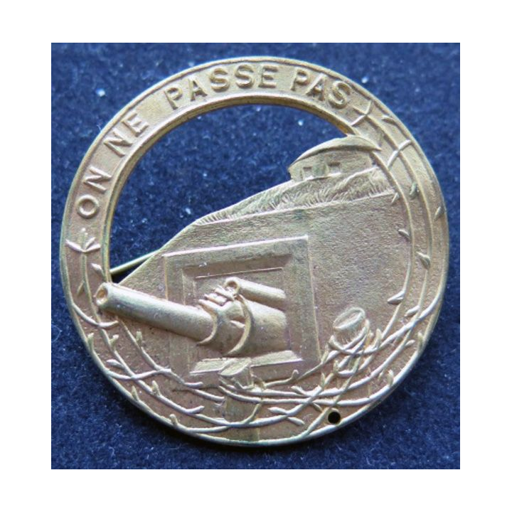 MAGINOT : insigne béret MAGINOT "on ne passe pas" doré plat 35,5 mm