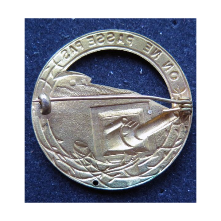 MAGINOT : insigne béret MAGINOT "on ne passe pas" doré plat 35,5 mm