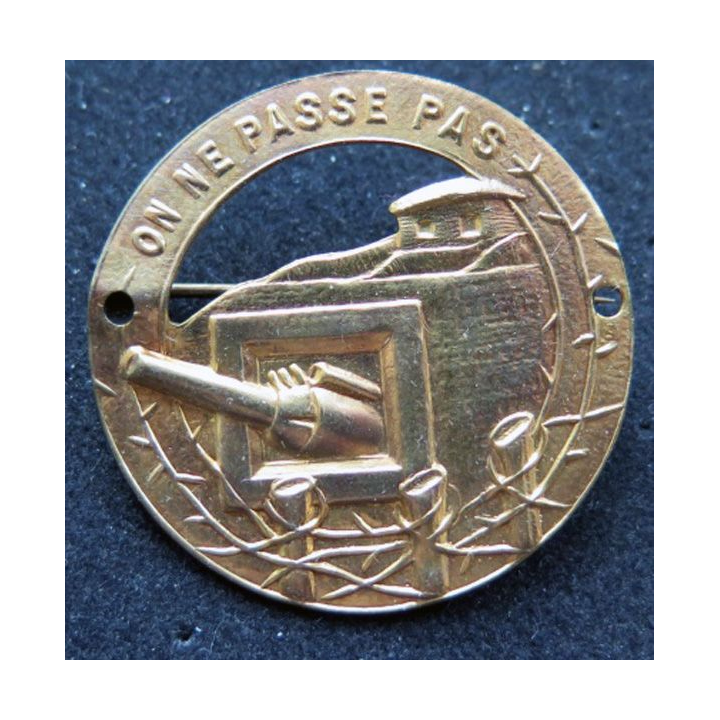 MAGINOT : insigne béret MAGINOT "on ne passe pas" doré plat 35,5 mm
