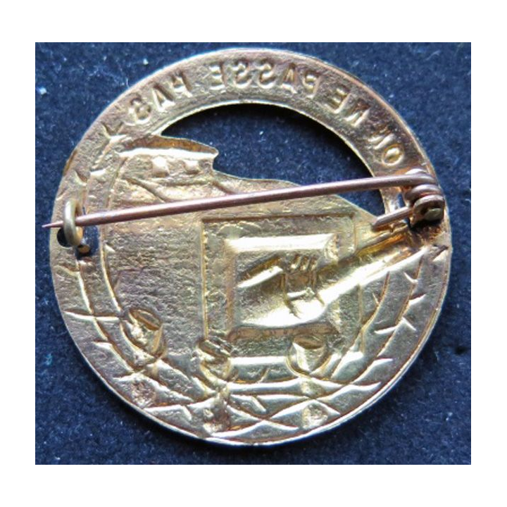 MAGINOT : insigne béret MAGINOT "on ne passe pas" doré plat 35,5 mm