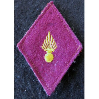 LOSANGE DE BRAS MODÈLE 45 : sous officier administration du Service de santé des armées fond feutre fil doré grenade longue