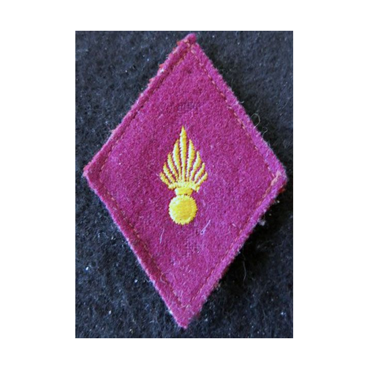 LOSANGE DE BRAS MODÈLE 45 : sous officier administration du Service de santé des armées fond feutre fil doré grenade longue