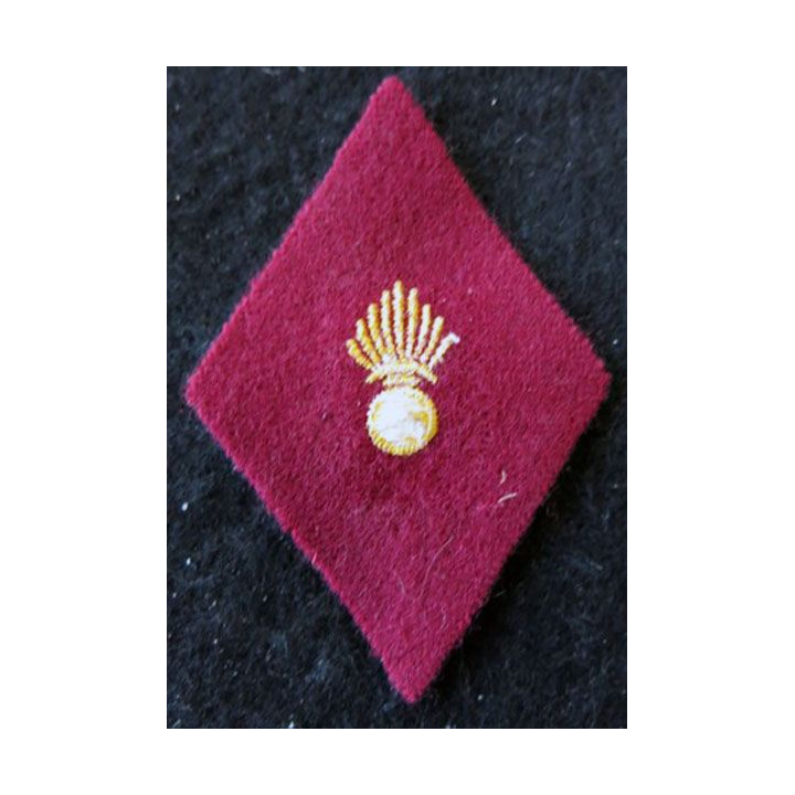 LOSANGE DE BRAS MODÈLE 45 : sous officier administration du Service de santé des armées fond feutre fil doré variante grenade