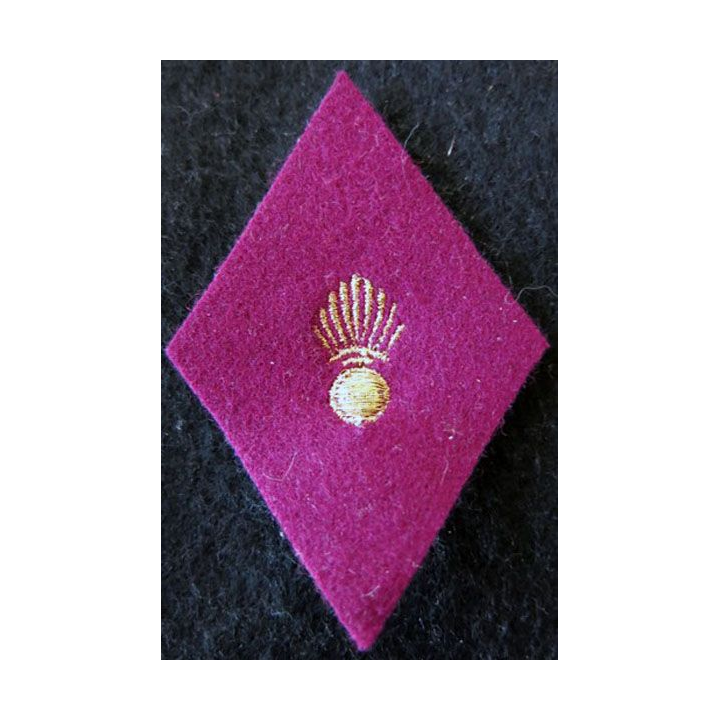 LOSANGE DE BRAS MODÈLE 45 : sous officier administration du Service de santé des armées fond feutre fil doré ( laminette )