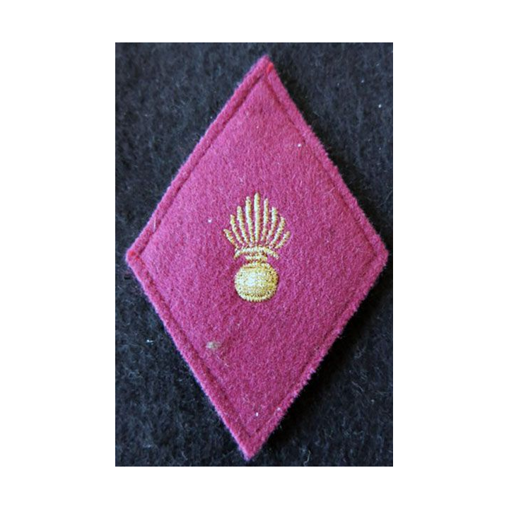 LOSANGE DE BRAS MODÈLE 45 : sous officier administration du Service de santé des armées fond feutre fil doré (laminette)