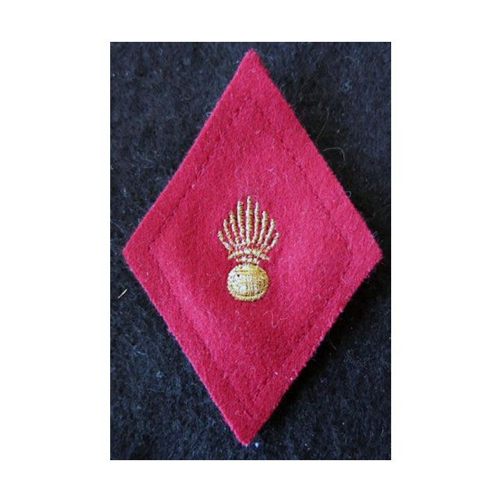 LOSANGE DE BRAS MODÈLE 45 : modèle troupe CI du Service de santé des armées écarlate fil doré (laminette)