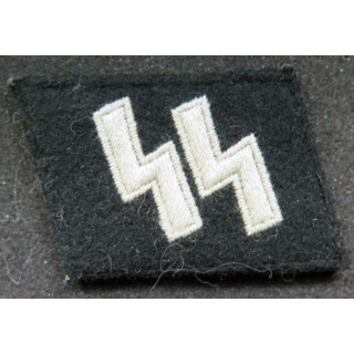 pattes de col allemand SS sur fond noir (reproduction)