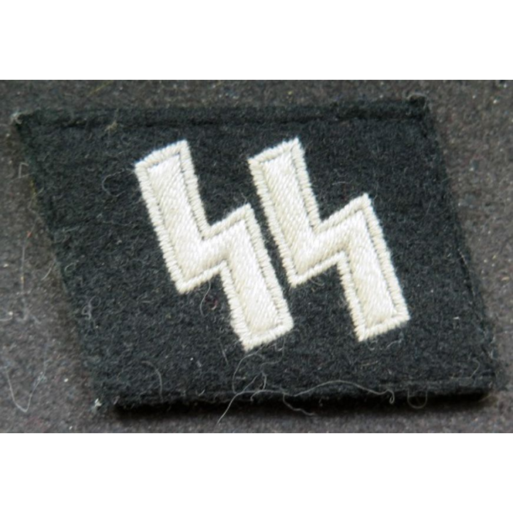pattes de col allemand SS sur fond noir (reproduction)