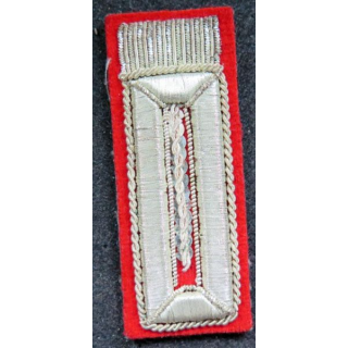 Patte de col d'officier allemand sur fond rouge en cannetille argent (Repro ?)