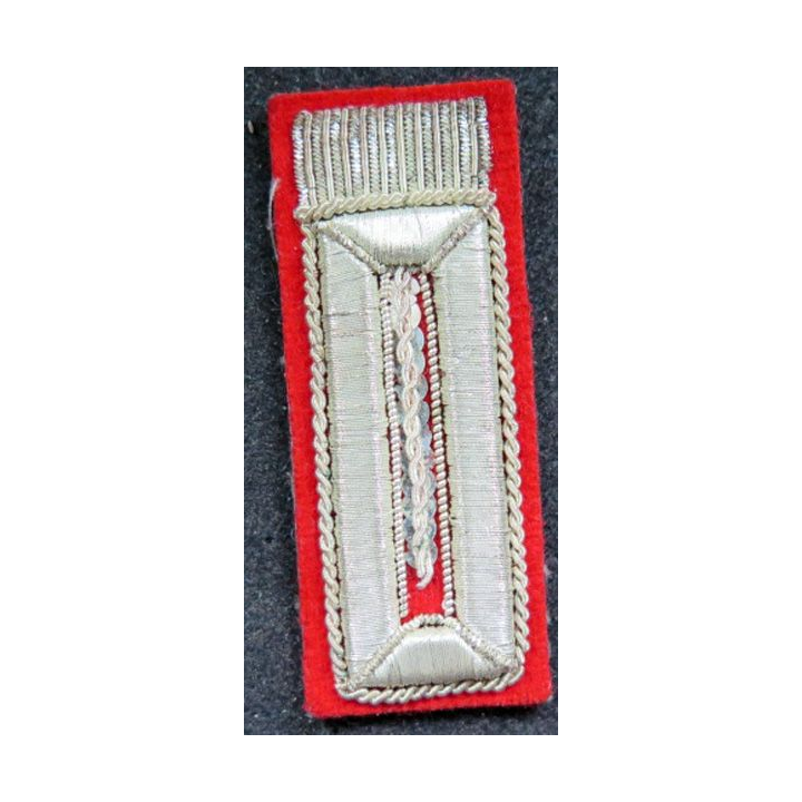 Patte de col d'officier allemand sur fond rouge en cannetille argent (Repro ?)