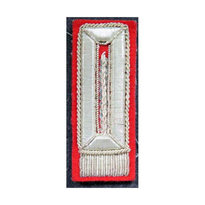 Patte de col d'officier allemand sur fond rouge en cannetille argent (Repro ?)