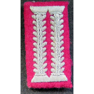 Patte de col d'officier allemand sur fond rouge en cannetille argent (Repro ?)