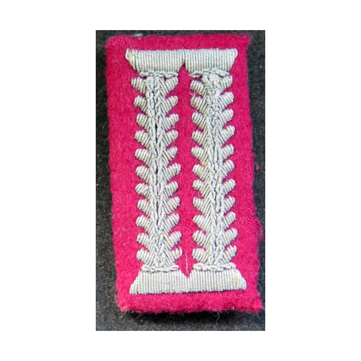 Patte de col d'officier allemand sur fond rouge en cannetille argent (Repro ?)