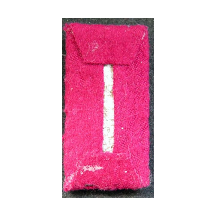 Patte de col d'officier allemand sur fond rouge en cannetille argent (Repro ?)